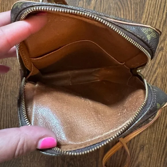 Louis Vuitton Vintage Danube with newer LV strap - Picture 11 of 16